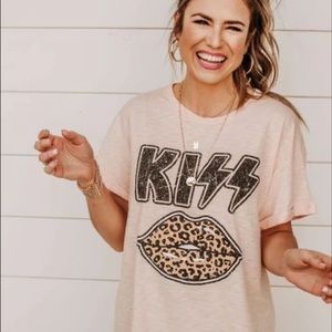 peach leopard lips kiss tee